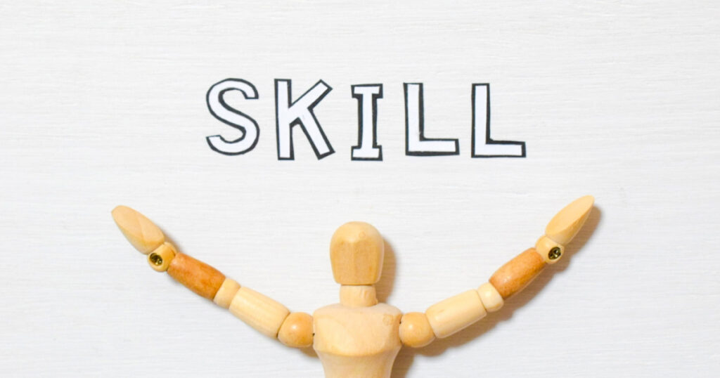 スキル文字の下に木製の手を広げた人形